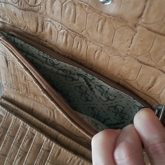 Guess Tan Wallet - Picture 5 of 10